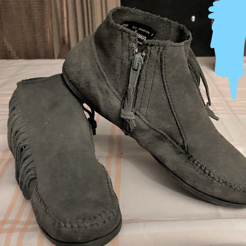 innetonka Dark Grey Fringe Moccasin size 8.5